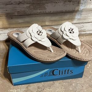 Cliffs by WHITE MOUNTAIN Size 10 White Floral Thong Sandals (New)